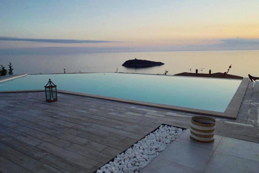 Luxury Villa Blue&Blanc Piscina A Sfioro Isola Діаманте Екстер'єр фото