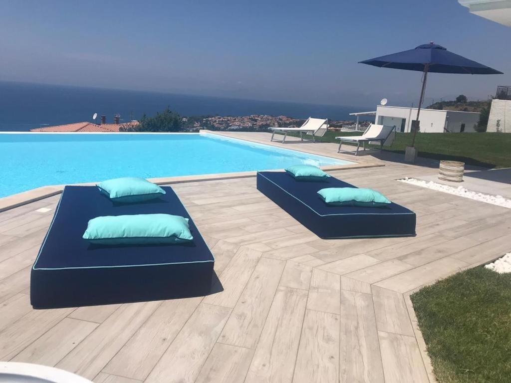 Luxury Villa Blue&Blanc Piscina A Sfioro Isola Діаманте Екстер'єр фото